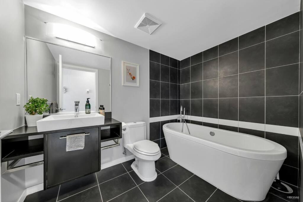 Spacious Dt 2-Bdr High-Rise With View, Pool, Gym Vancouver Eksteriør bilde
