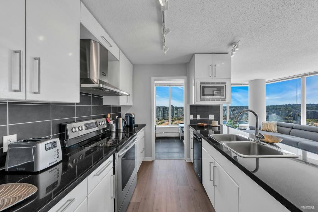Spacious Dt 2-Bdr High-Rise With View, Pool, Gym Vancouver Eksteriør bilde
