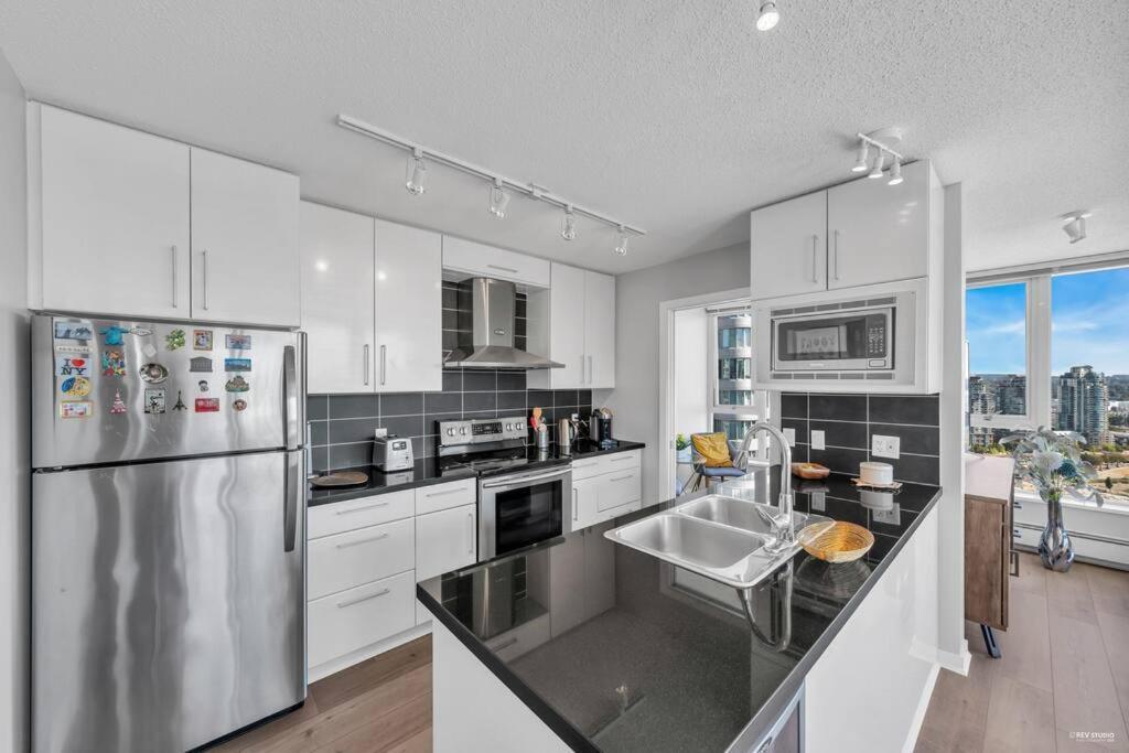 Spacious Dt 2-Bdr High-Rise With View, Pool, Gym Vancouver Eksteriør bilde